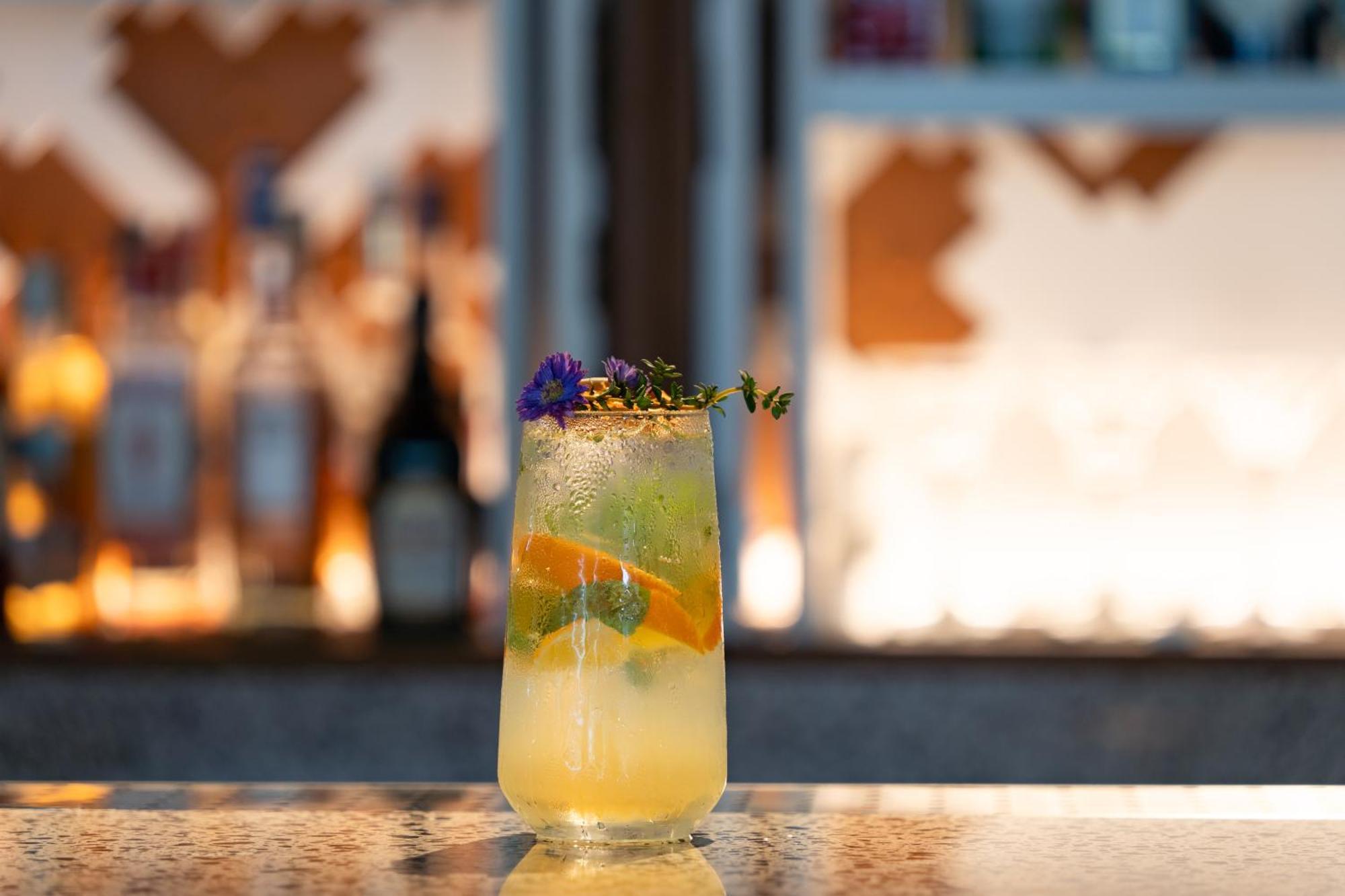 منتجع أوتريجر لاجونا بيتش فوكيت شاطئ بانغ تاو المظهر الخارجي الصورة A cocktail at the bar