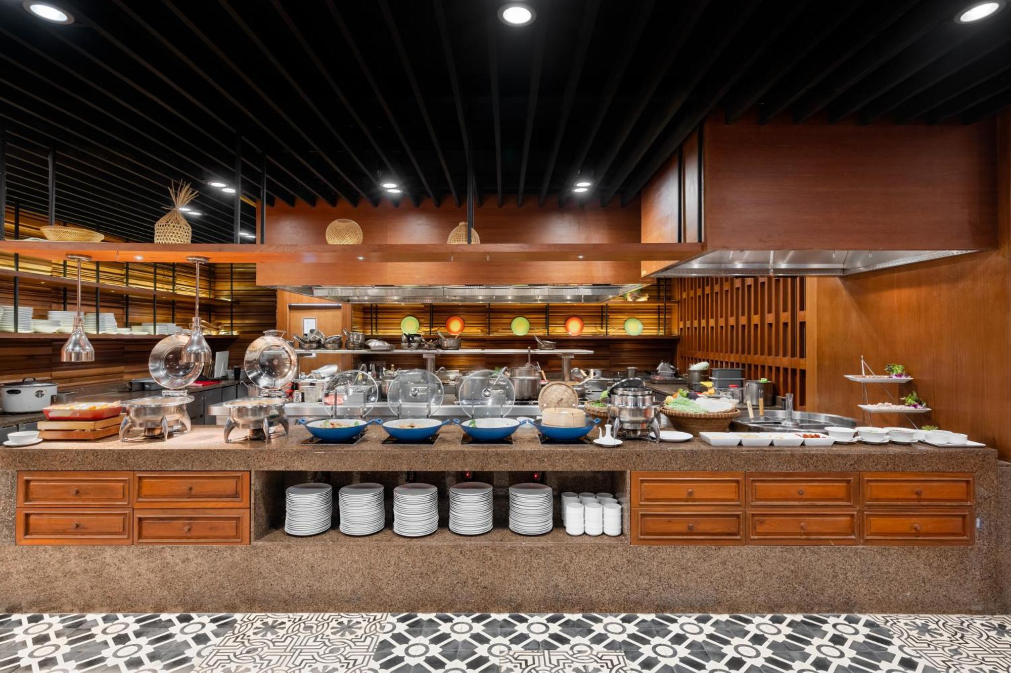 منتجع أوتريجر لاجونا بيتش فوكيت شاطئ بانغ تاو المظهر الخارجي الصورة The buffet at the restaurant